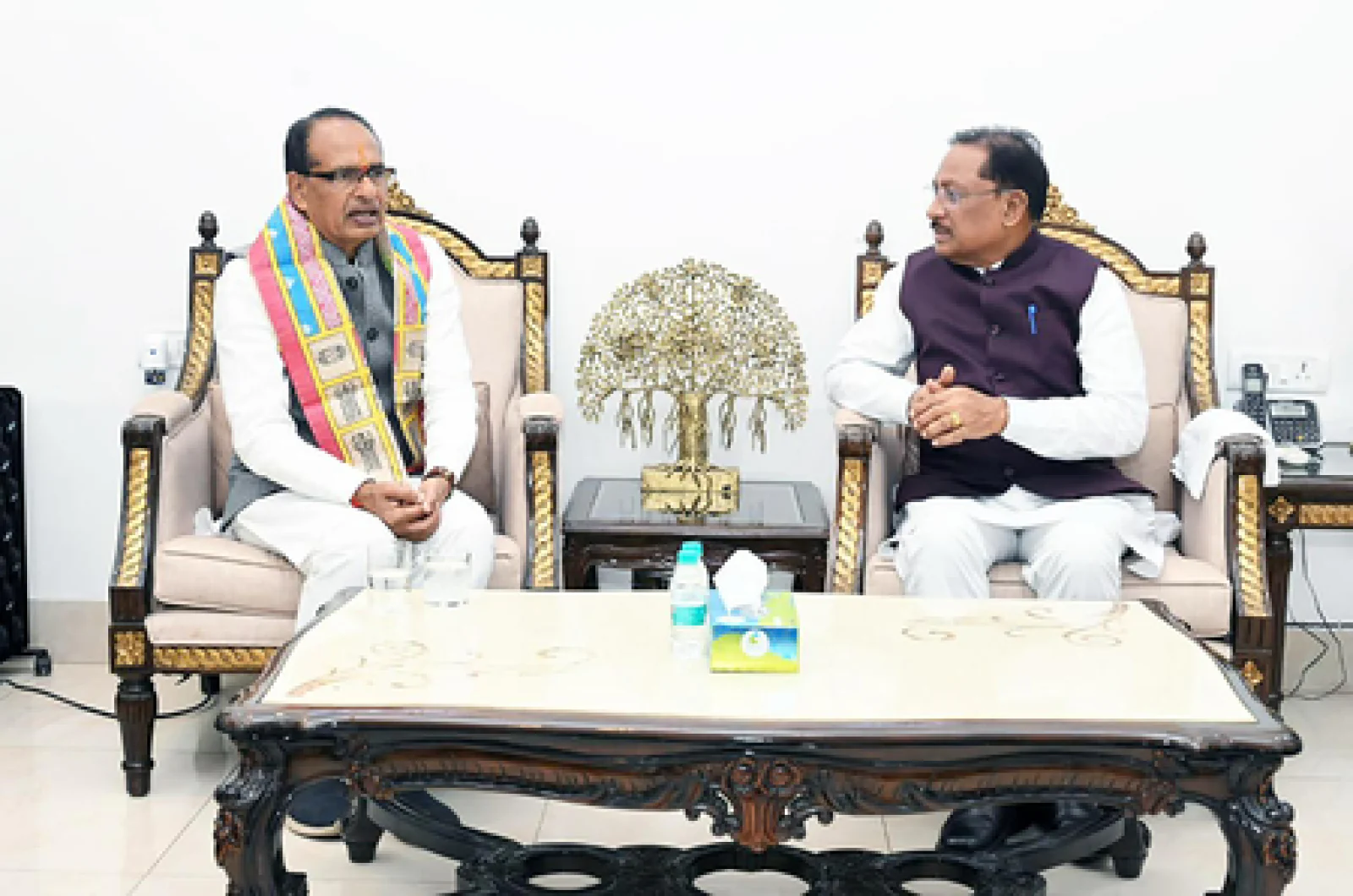 रायपुर में शिवराज सिंह चौहान और सीएम विष्णुदेव साय की बड़ी बैठक: बस्तर के नक्सल प्रभावित गांवों में अब हर हाथ में होगा 'पक्के मकान' की चाबी!