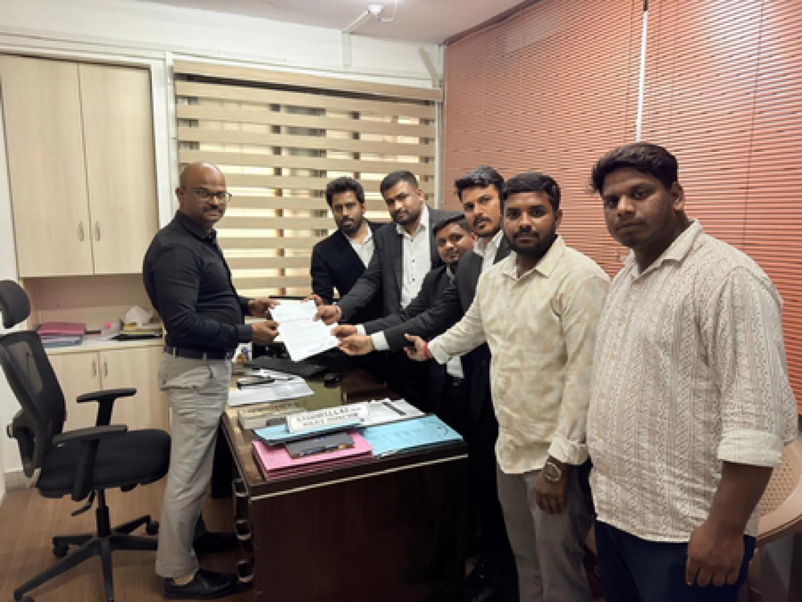 कर्नाटक में 'स्कैम' पोस्टर पर बवाल: BJP की राज्य इकाई के खिलाफ FIR; CM सिद्धारमैया और डीके शिवकुमार को बताया था 'घोटाले का सरगना'!