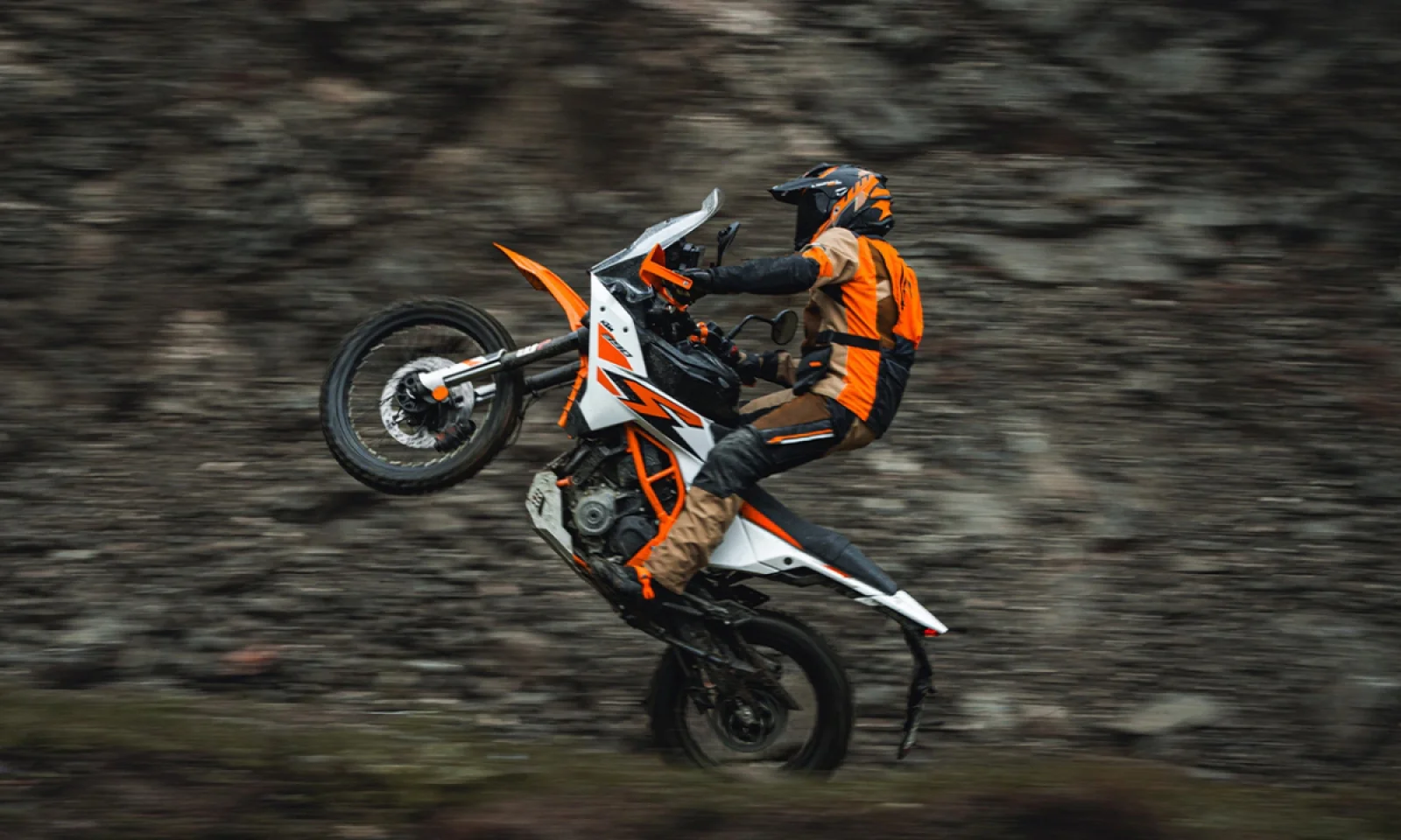 KTM 390 Adventure R रैली स्टाइल ग्राफिक्स और स्मार्ट फीचर्स के साथ हुई लॉन्च
