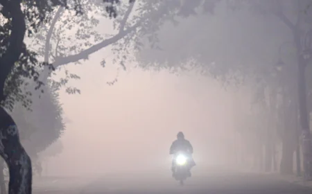 दिल्ली-NCR पर 'मौसम का डबल अटैक': 4 डिग्री तक गिरा पारा, 400 के पार पहुँचा प्रदूषण; जानें कब मिलेगी इस जहरीली ठंड से राहत!