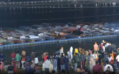 कड़ाके की ठंड पर भारी पड़ी आस्था! संगम, सरयू और गंगा घाटों पर उमड़ा श्रद्धा का सैलाब; 'हर-हर गंगे' के जयघोष से गूंजी देवभूमि