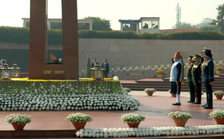 नेशनल वॉर मेमोरियल पहुंचे पीएम मोदी, वीरों को दी श्रद्धांजलि; कर्तव्य पथ पर दिखा 'आत्मनिर्भर भारत' का दम और 'वंदे मातरम' का गौरव