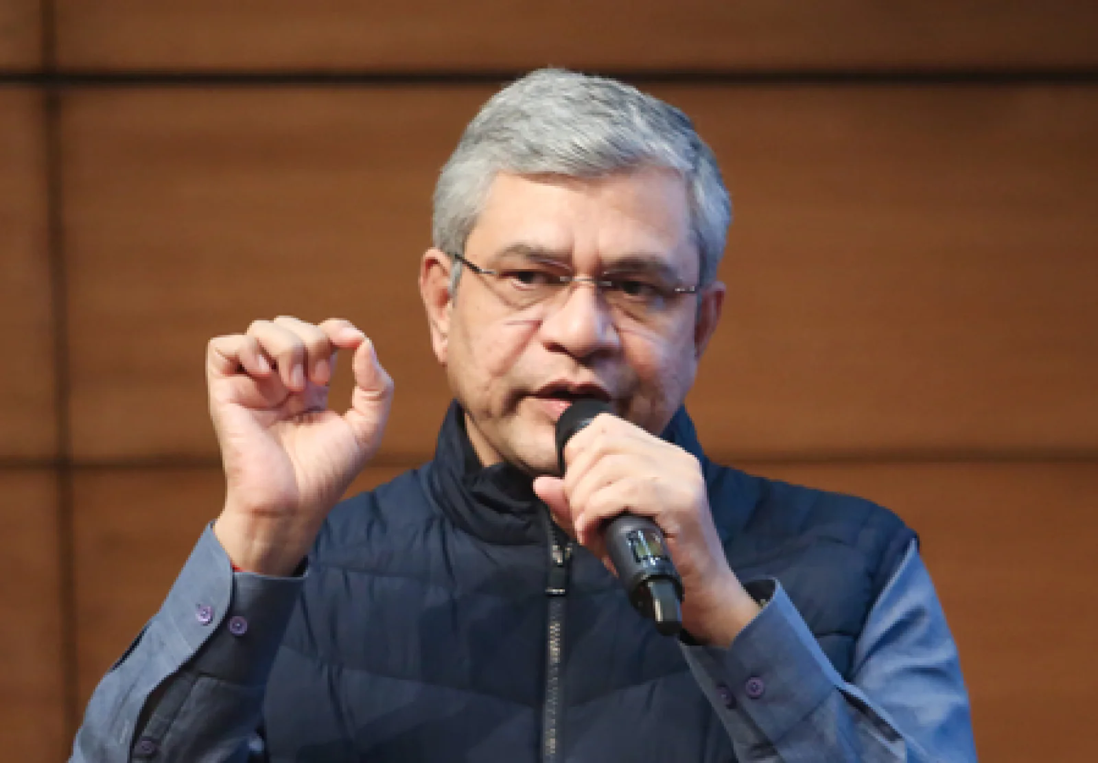 अमेरिका ने भारतीय उत्पादों पर टैरिफ घटाकर 18% किया: अश्विनी वैष्णव और पीएम मोदी ने किया स्वागत, भारत-अमेरिका संबंधों में नया अध्याय