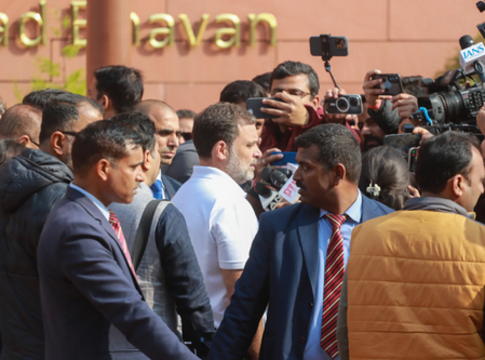 संसद परिसर में केंद्रीय मंत्री रवनीत बिट्टू और नेता प्रतिपक्ष राहुल गांधी के बीच तीखी नोकझोंक