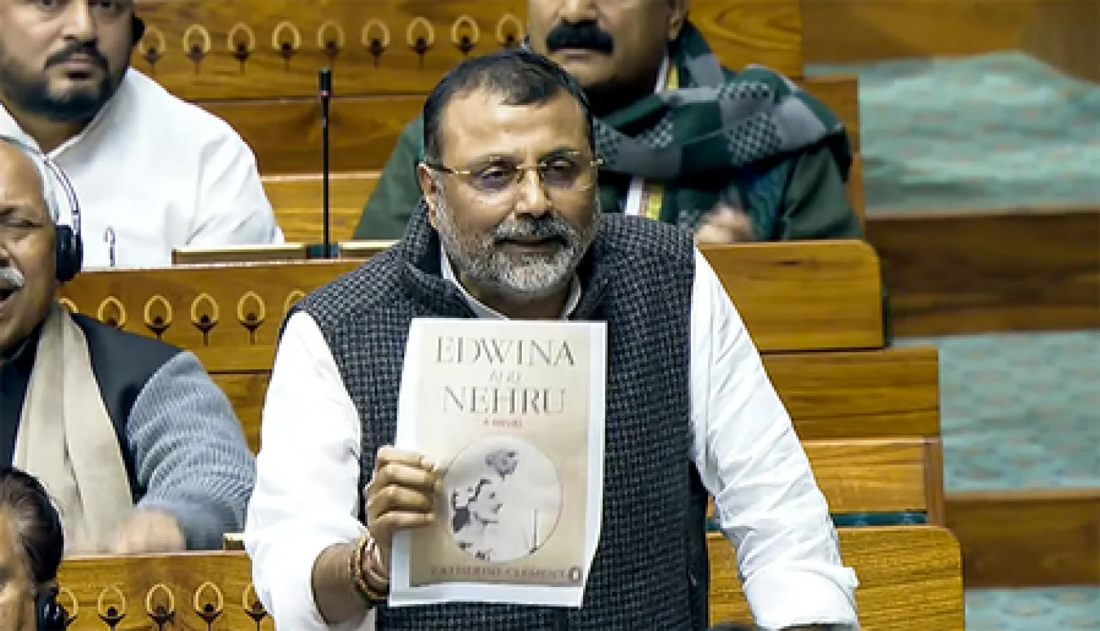 एमएम नरवणे की किताब पर घमासान, निशिकांत दुबे ने कांग्रेस पर किया पलटवार, 40 किताबों की लिस्ट की साझा