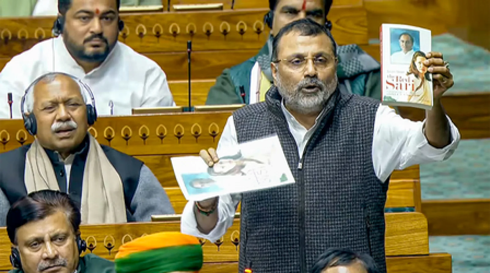 एमएम नरवणे की किताब पर घमासान, निशिकांत दुबे ने कांग्रेस पर किया पलटवार, 40 किताबों की लिस्ट की साझा