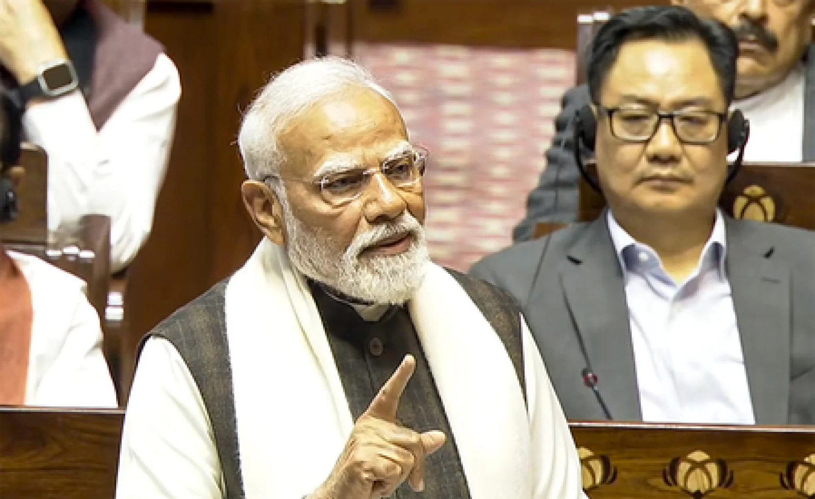 राज्यसभा में गरजे पीएम मोदी: कांग्रेस के 'लटकाने और अटकाने' वाले मॉडल पर साधा निशाना, गिनाए विकास के आंकड़े