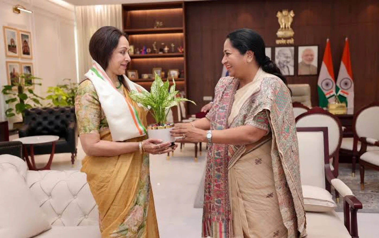 सीएम रेखा गुप्ता से मिलीं सांसद हेमा मालिनी: दिल्ली के विकास और स्वास्थ्य सेवाओं पर हुई चर्चा