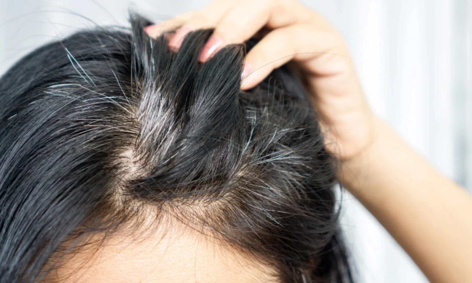 क्या आप भी है कम उम्र में सफेद बालों से परेशान आज से ही अपनाएं यह उपाय