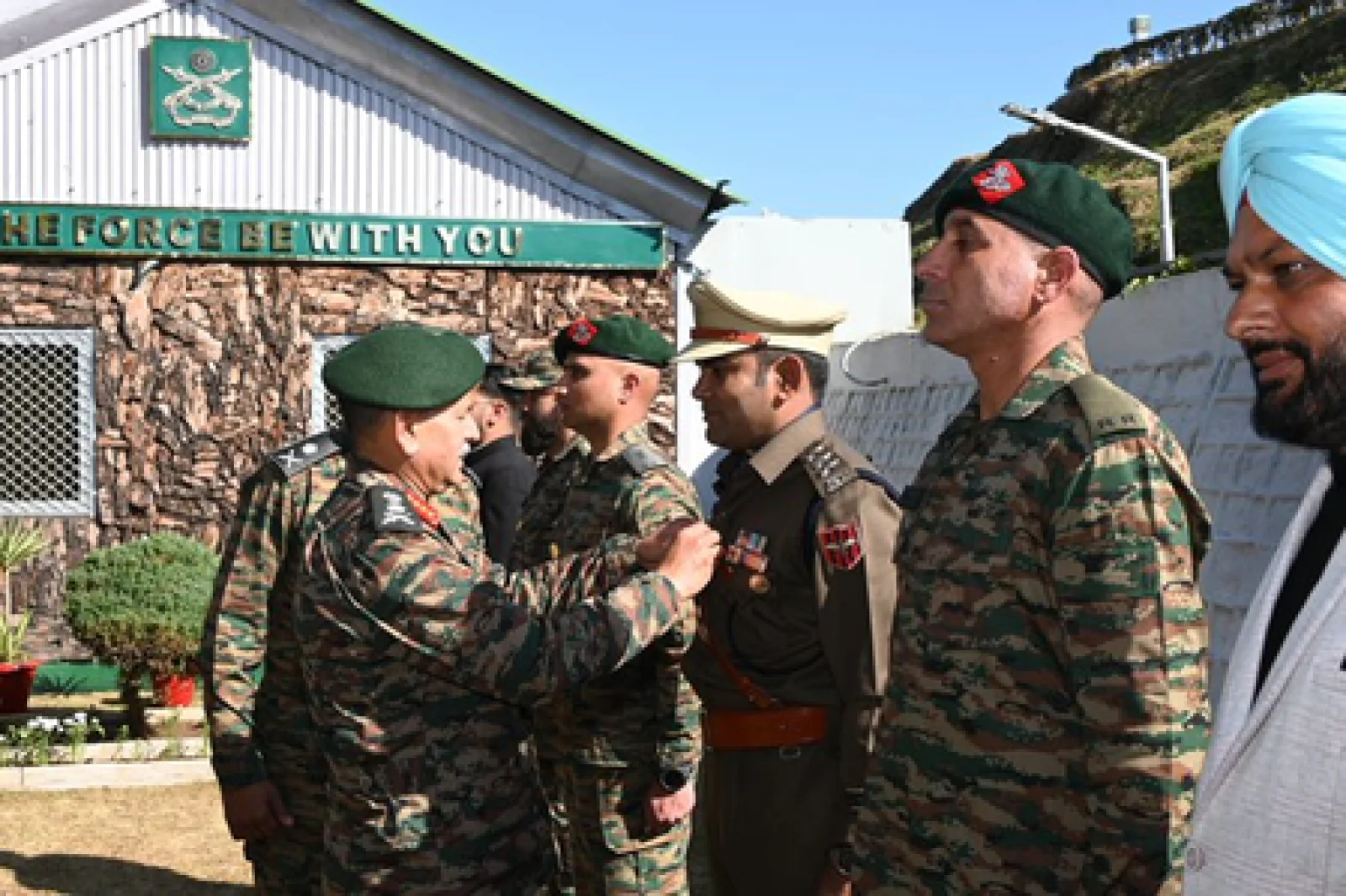 LoC पर जनरल उपेंद्र द्विवेदी की हुंकार, पुंछ में जांची सुरक्षा और जवानों का बढ़ाया जोश