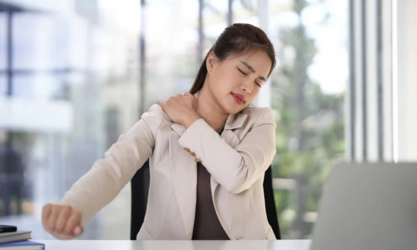 कंधे दर्द को न लें हल्के में वरना हो सकते है फ्रोजन शोल्डर के शिकार जानें सिम्पटम्स