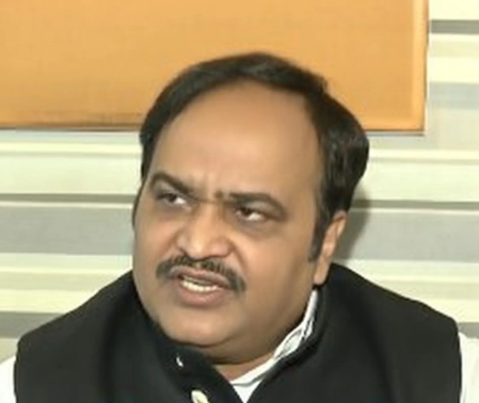 शिवसेना (UBT) का केंद्र पर वार, सावरकर को भारत रत्न देने में देरी पर उठाए सवाल।