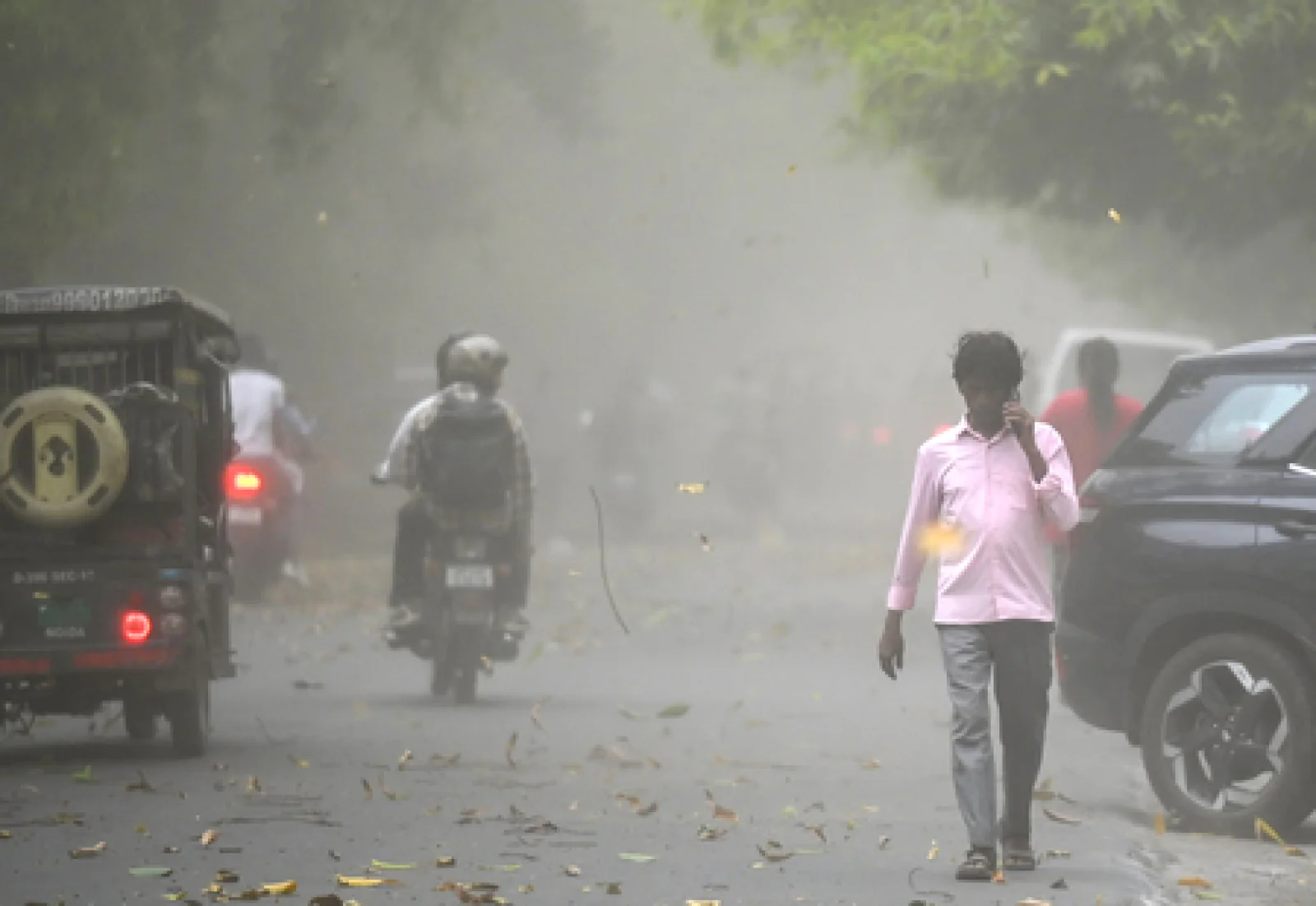 NCR में प्रदूषण और 'बदलता मौसम' बना जानलेवा: अस्पतालों की OPD में 50% मरीज बीमार; गाजियाबाद के लोनी में AQI 400 के पार