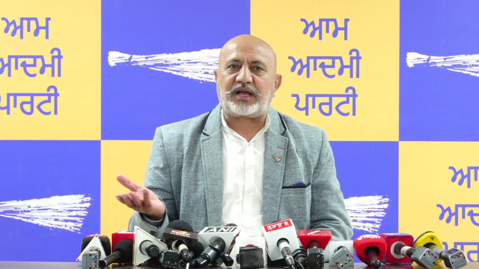 70 साल का फिक्स्ड मैच खत्म: रवनीत बिट्टू के वीडियो से AAP ने कांग्रेस-अकाली दल के 'सीक्रेट गठबंधन' को किया बेनकाब