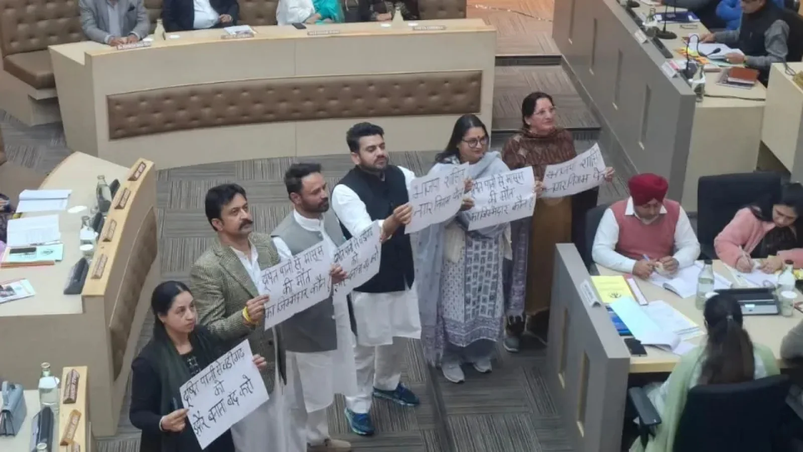 मेयर सौरभ जोशी की पहली बैठक में हाई वोल्टेज ड्रामा: 'आप-कांग्रेस' पार्षदों के बीच जमकर नारेबाजी