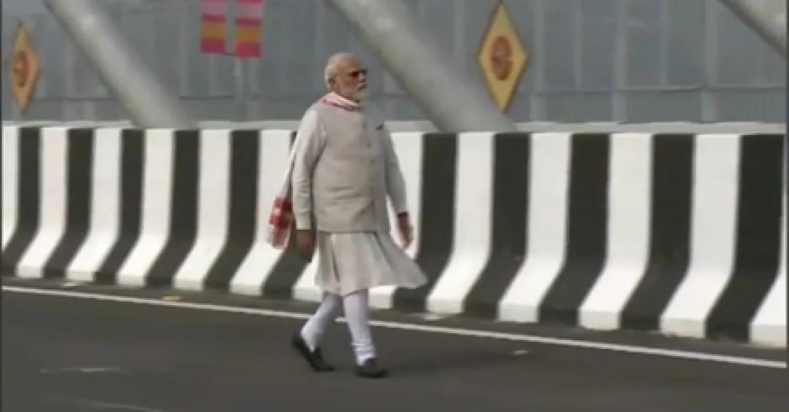 असम में इंफ्रास्ट्रक्चर की नई क्रांति: PM मोदी ने किया पूर्वोत्तर के पहले 'एक्स्ट्राडोज्ड' पुल और 'आपातकालीन रनवे' का उद्घाटन