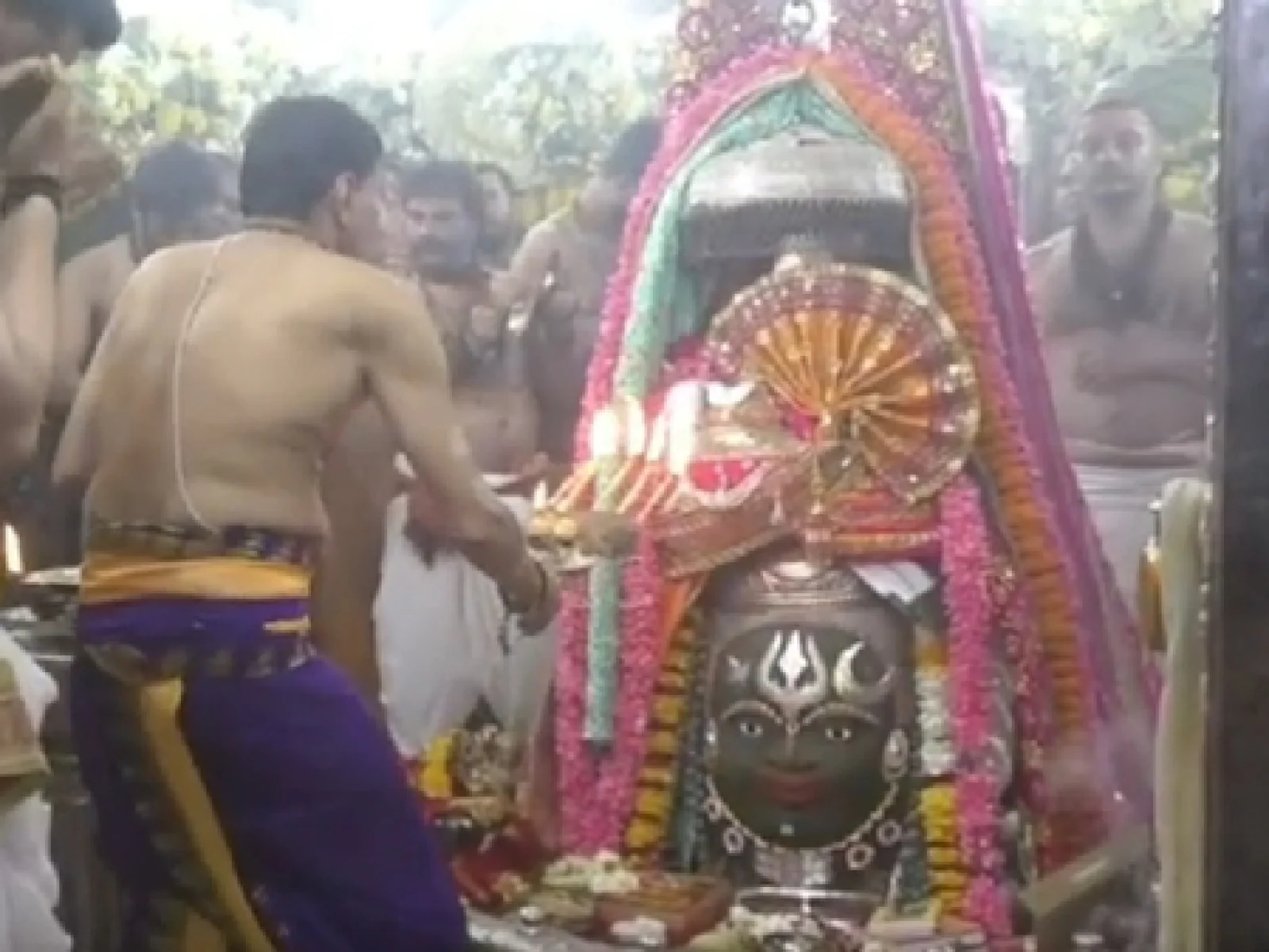 साल में सिर्फ एक बार: क्यों खास है बाबा महाकाल का 'चंद्र-सूर्य' श्रृंगार? पुजारी से जानें रहस्य