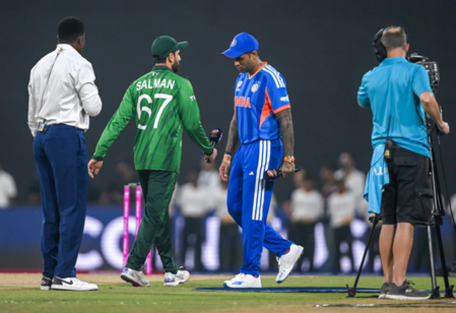 IND vs PAK LIVE: टॉस के समय सूर्या ने सलमान आगा को किया 'इग्नोर'! नहीं मिलाया हाथ, कूटनीतिक संदेश साफ