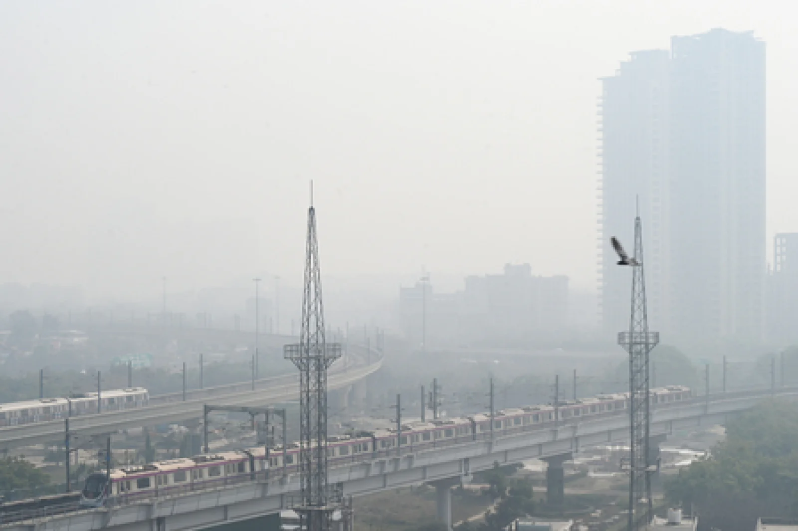 NCR में फिर लौटा प्रदूषण का 'रेड जोन': दिल्ली-गाजियाबाद की हवा हुई 'जहरीली'; कल होने वाली बारिश से बंधी राहत की उम्मीद