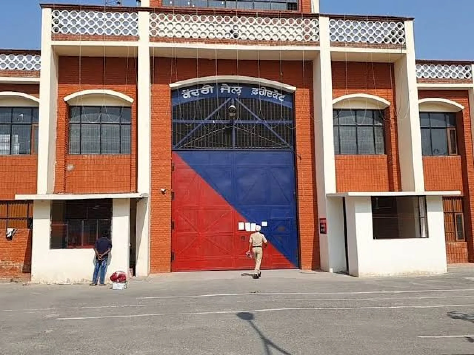 फरीदकोट जेल में सुरक्षा व्यवस्था फेल? बैरकों की तलाशी में मिले 10 मोबाइल, मचा हड़कंप