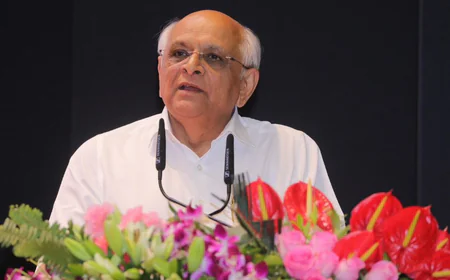 बजट 2026: गुजरात बनेगा 'ग्लोबल पावरहाउस'! सीएम भूपेंद्र पटेल ने बताया- कैसे केमिकल पार्क और फ्रेट कॉरिडोर बदलेंगे राज्य की तस्वीर।