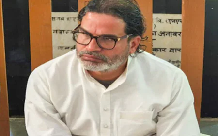 दरभंगा कांड: पीड़ित परिवार से मिले प्रशांत किशोर, बोले- 'बिहार में चल रहा अफसरों का जंगलराज'