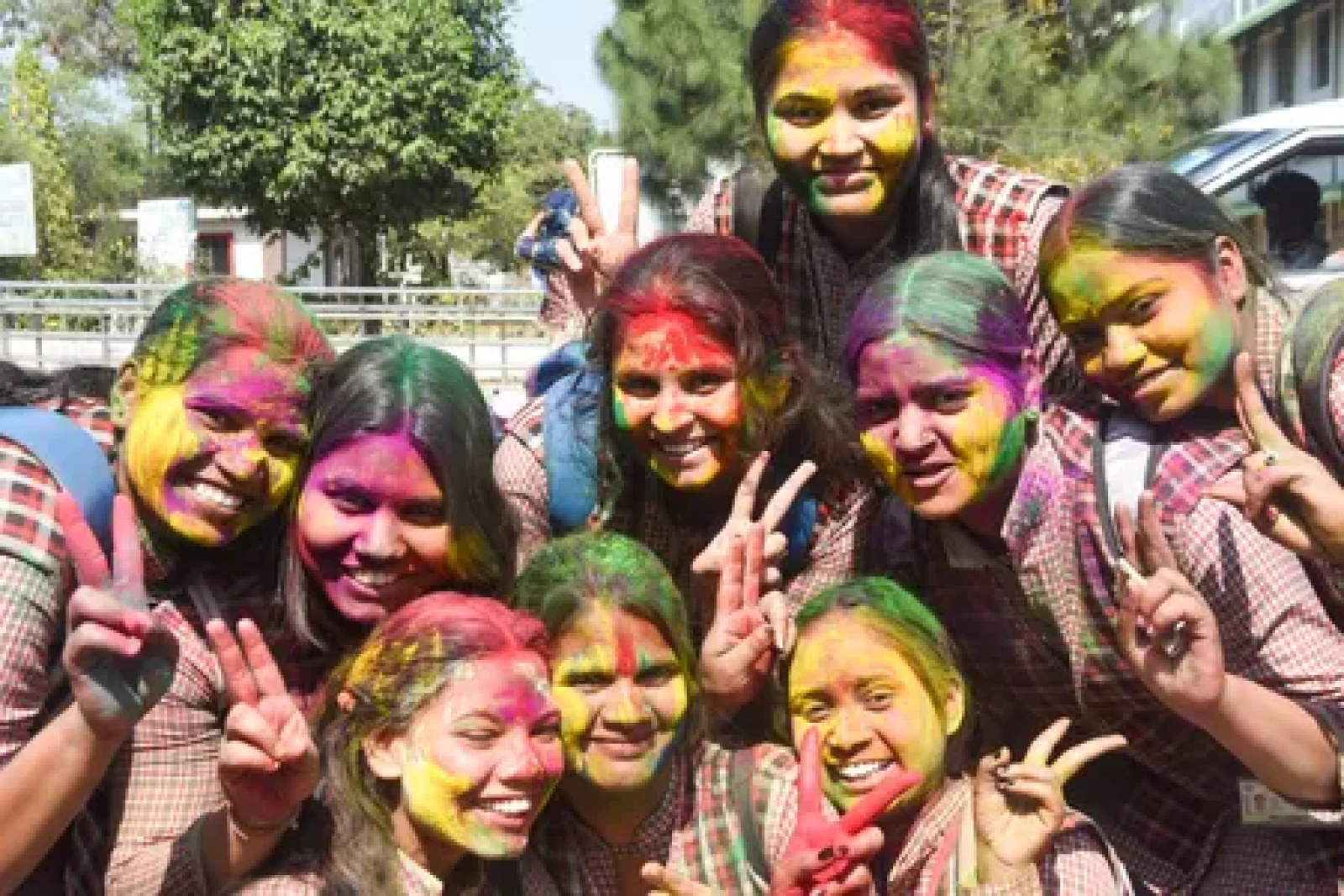 एमपी में होली की धूम: सीएम आवास पर फूलों वाली होली, सियासी गलियारों में बिखरे खुशियों के रंग