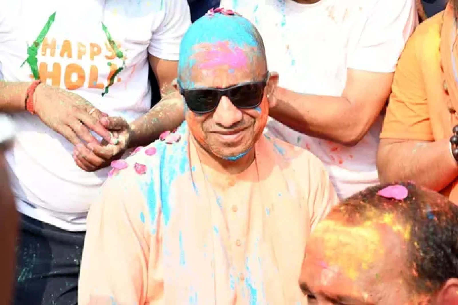 सीएम योगी ने गोरखनाथ मंदिर में मनाई होली; बोले- सुरक्षा और शांति में ही संभव है उमंग