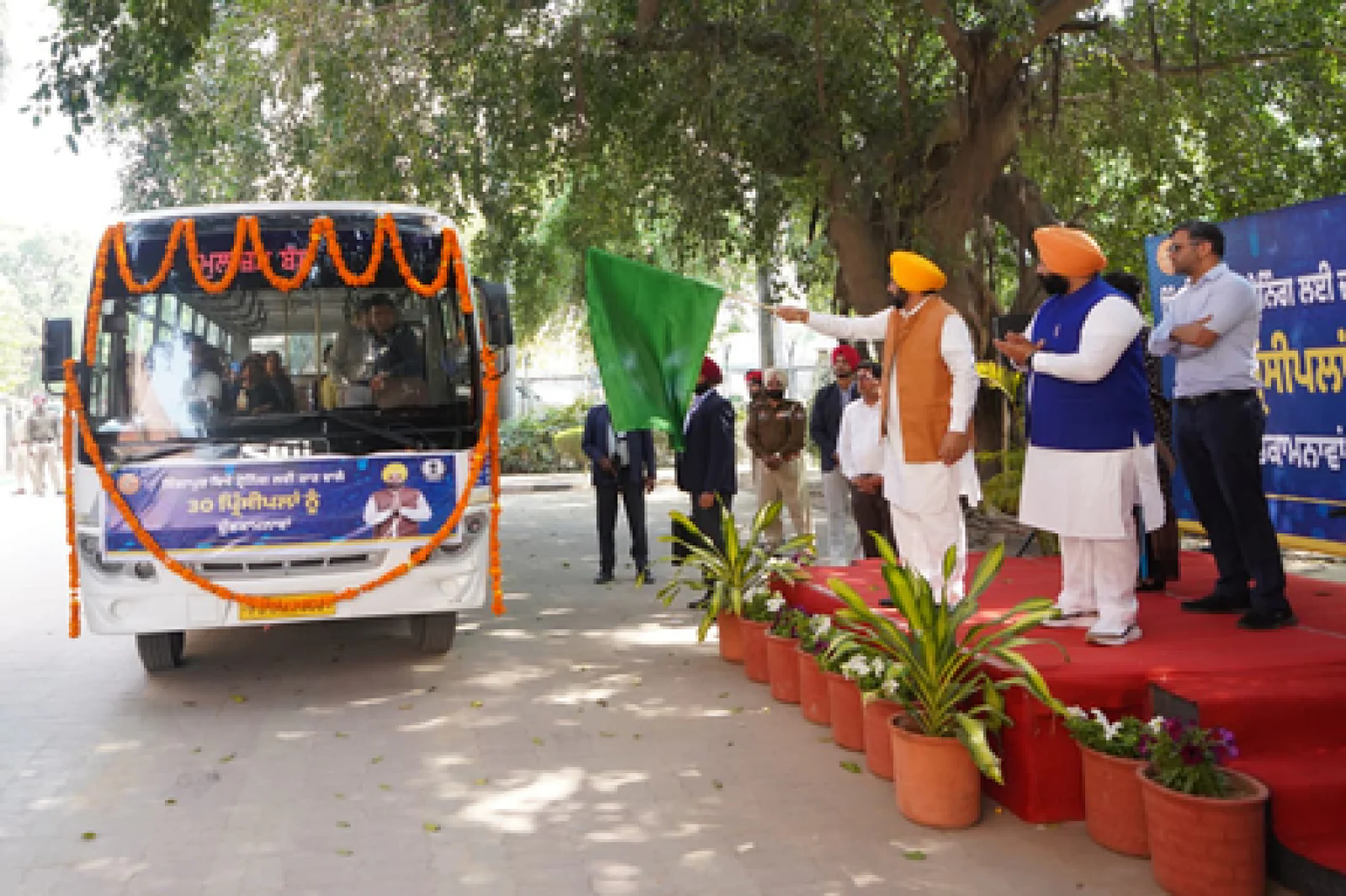 मिशन 'वर्ल्ड-क्लास एजुकेशन': सीएम भगवंत मान ने सिंगापुर के लिए रवाना किया 30 प्रिंसिपलों का 8वां बैच