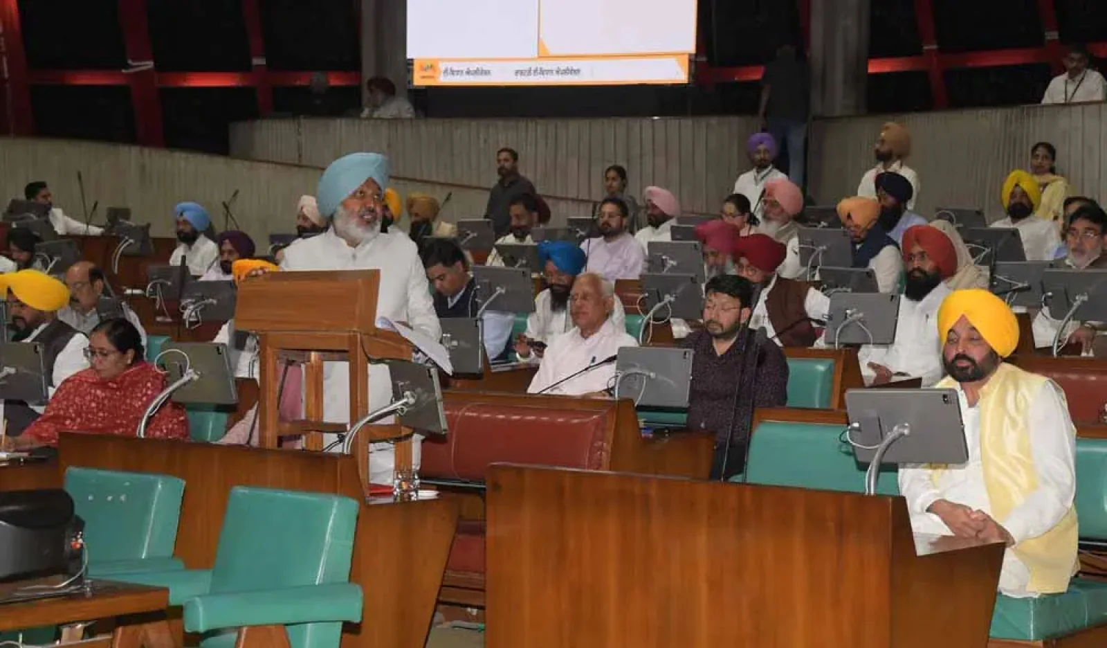 भगवंत मान सरकार का 'गारंटी बजट': ₹10 लाख का मुफ्त इलाज और शिक्षा के लिए ₹19,279 करोड़