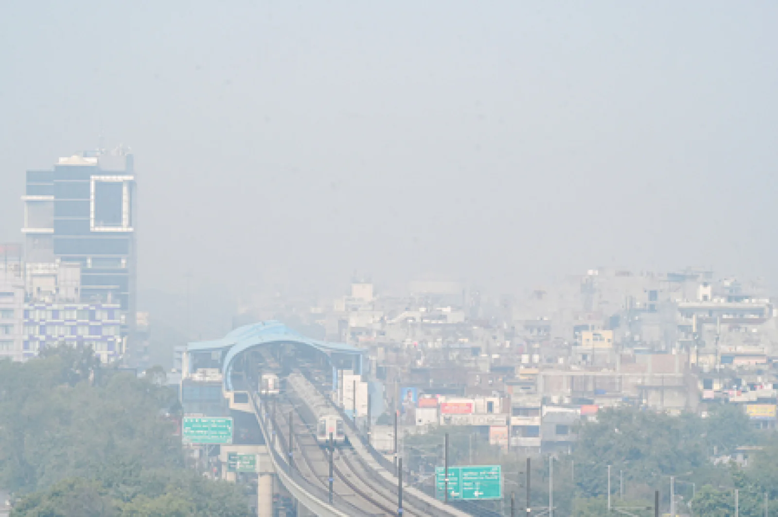 दिल्ली-एनसीआर में गर्मी का 'डबल अटैक': पारा 38 डिग्री के पार पहुँचने के आसार, प्रदूषण ने भी बढ़ाई चिंता