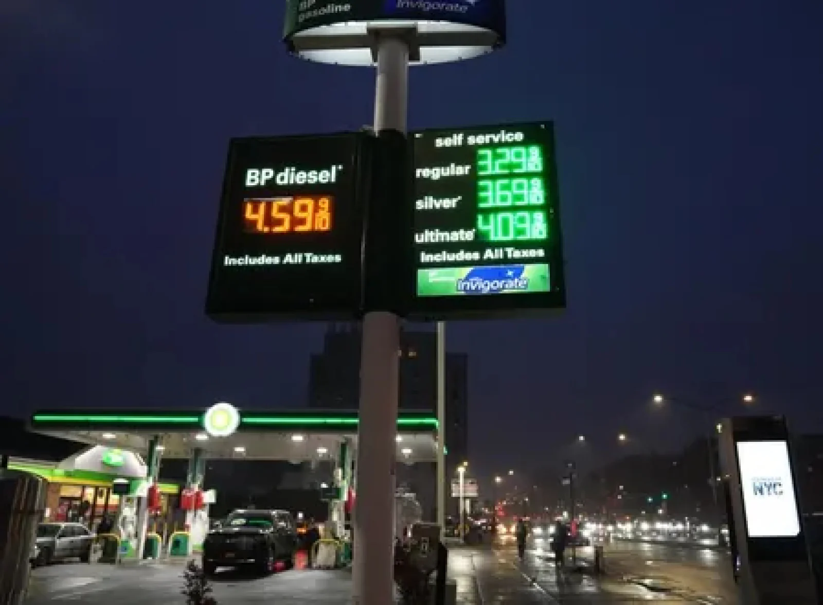 अमेरिका में ईंधन संकट: ट्रंप की ईरान नीति पर डेमोक्रेट्स का हमला; तेल की कीमतें $120 के करीब