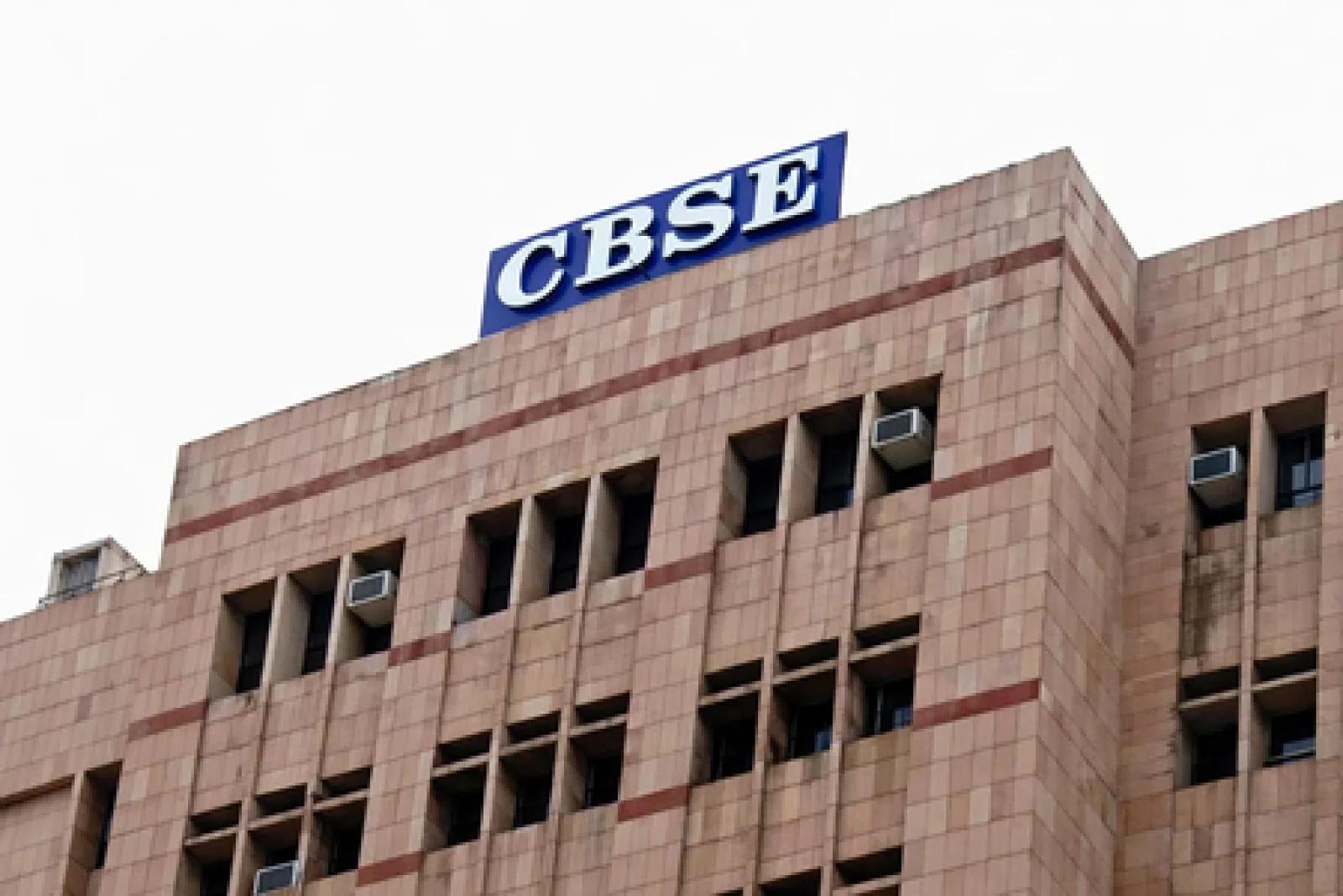 CBSE का बड़ा फैसला: मिडिल ईस्ट के 7 देशों में 12वीं की बोर्ड परीक्षाएं रद्द, युद्ध के चलते लिया गया निर्णय