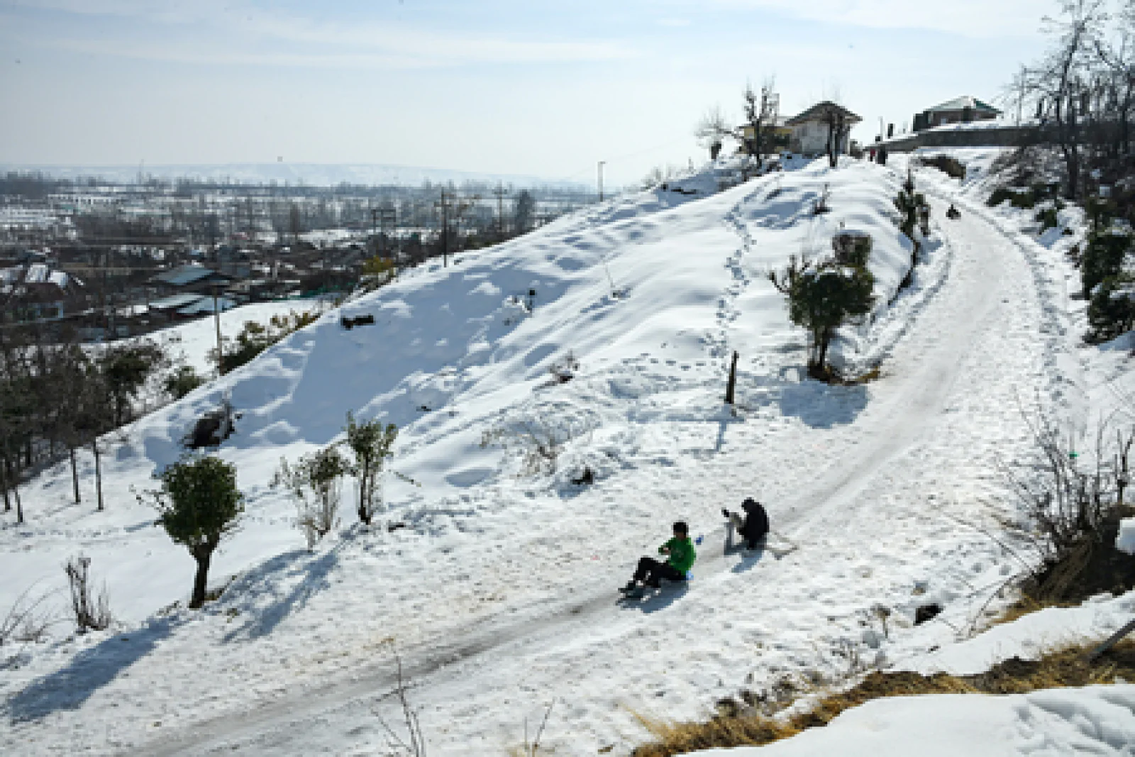 सिंथन टॉप पर 'देवदूत' बनी भारतीय सेना और पुलिस: भारी बर्फबारी के बीच फंसे 200 से अधिक पर्यटकों का रेस्क्यू