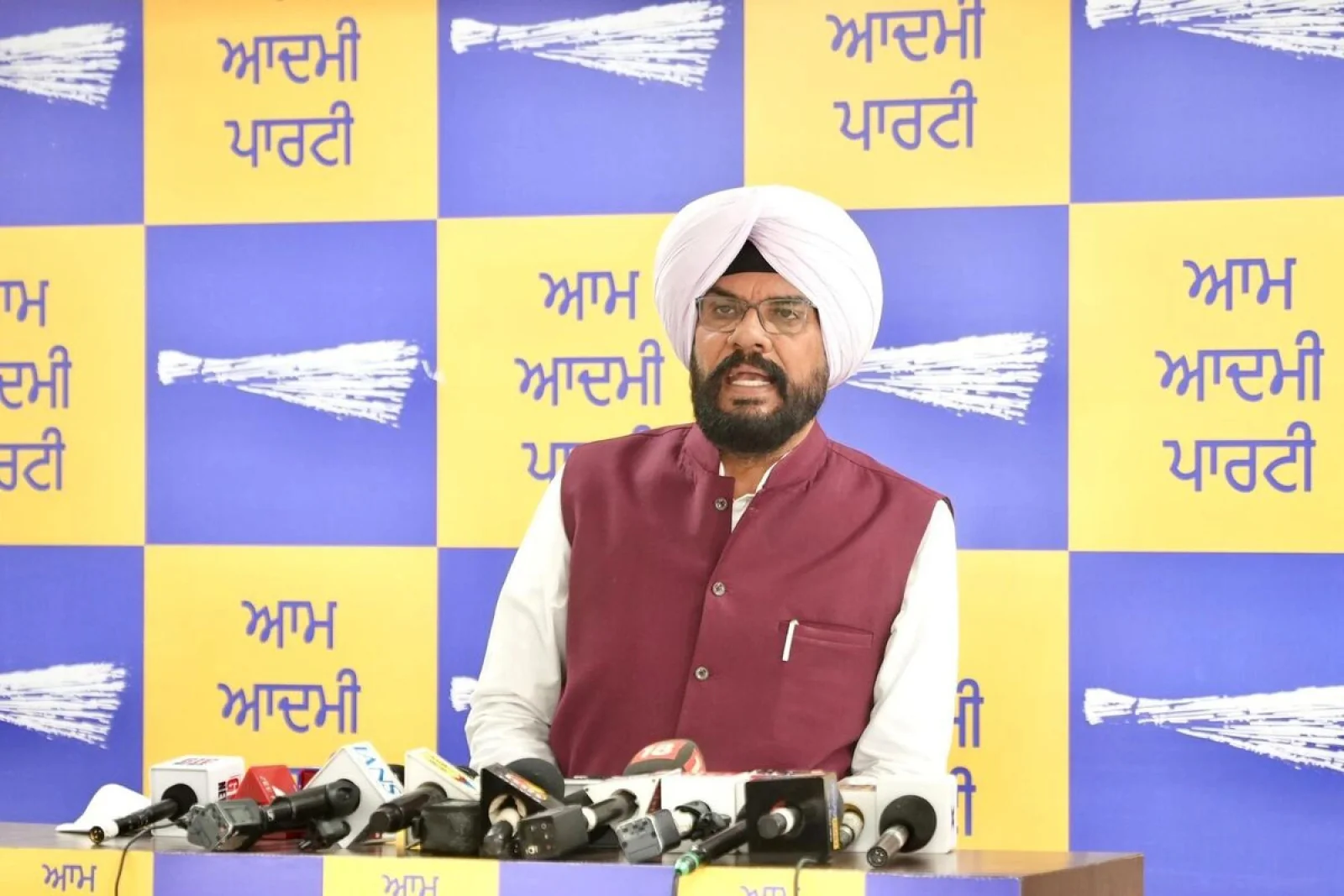 'आप' का सुखबीर बादल पर तीखा हमला: कुलदीप धालीवाल बोले "गैंगस्टर लाओ" मुहिम चला रहे हैं अकाली दल अध्यक्ष