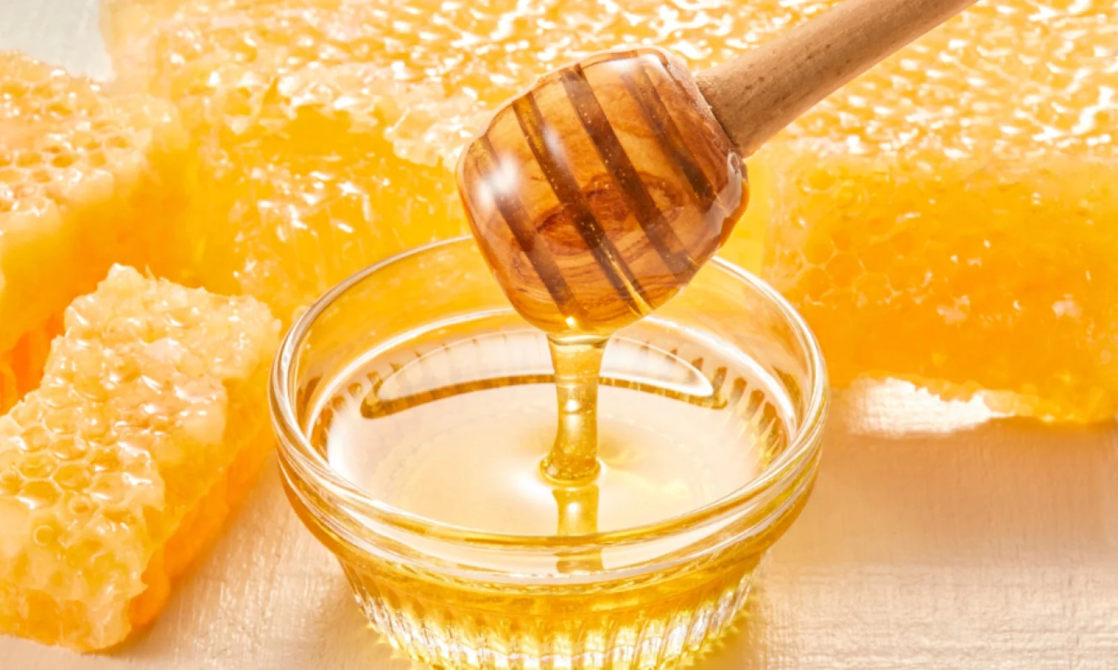 कही आप भी तो नहीं पी रहे नकली शहद करें असली शहद की पहचान जानें फायदे