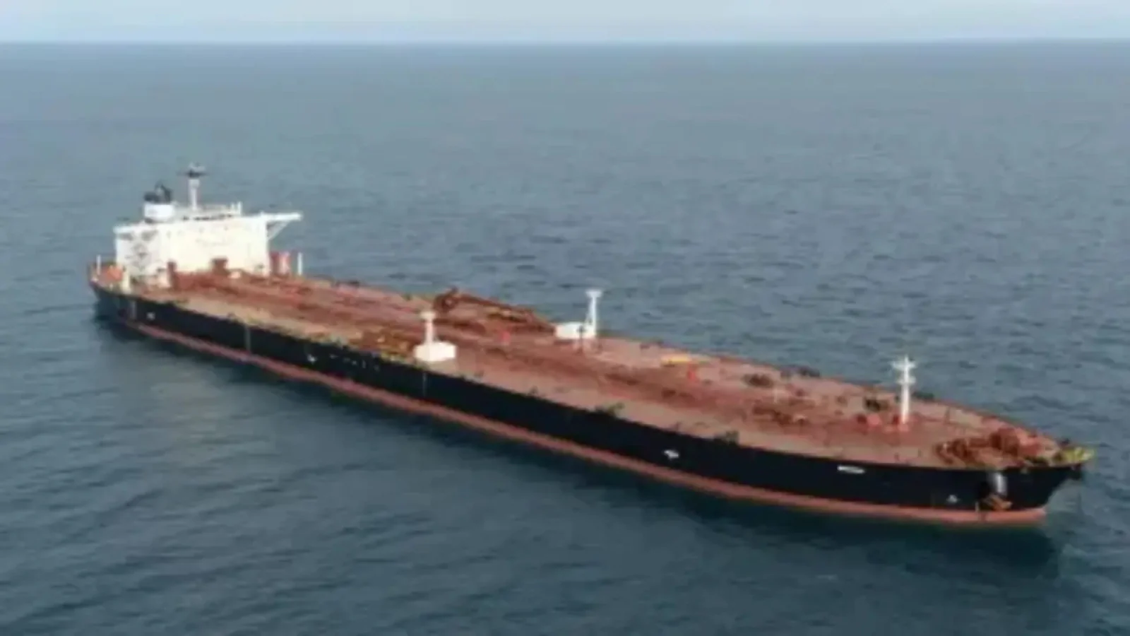 चीन की ओर बढ़ा रूसी तेल का टैंकर मुड़ा भारत की तरफ: 'एक्वा टाइटन' की न्यू मंगलौर पोर्ट पर एंट्री, ऊर्जा संकट में बड़ी राहत