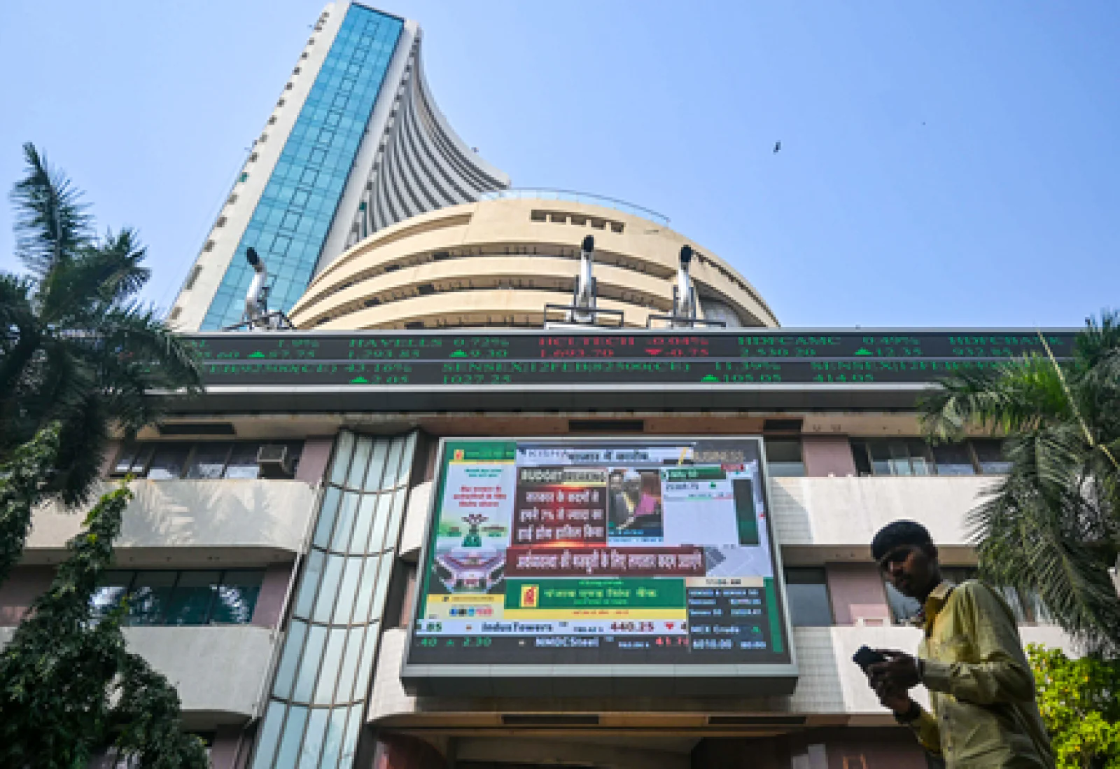 Stock Market Update: ईरान-अमेरिका तनाव कम होते ही शेयर बाजार में 'सुनामी' तेजी, सेंसेक्स 1500 अंक उछला, निफ्टी 22,800 के पार