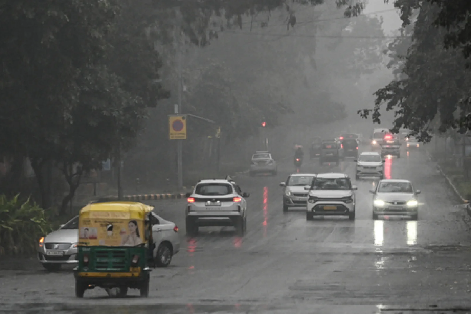NCR Weather Update: दिल्ली-एनसीआर में बदलेगा मौसम का मिजाज, 26 मार्च को बारिश और तूफान की संभावना, जानें अपने शहर का AQI