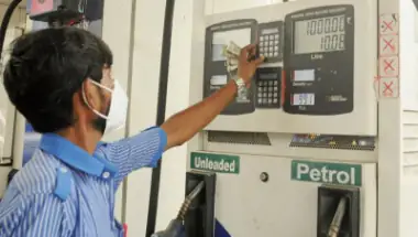 सरकार ने क्यों घटाई ₹10 एक्साइज ड्यूटी? जानें आम जनता पर इसका असर और तेल कंपनियों का गणित