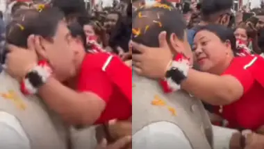 Assam CM Viral Video: लखीमपुर में हिमंत बिस्वा सरमा का जबरदस्त 'क्रेज'; चुनाव प्रचार के दौरान महिला समर्थक ने अचानक किया 'Kiss'