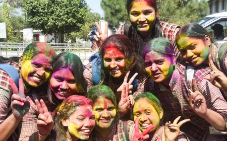 एमपी में होली की धूम: सीएम आवास पर फूलों वाली होली, सियासी गलियारों में बिखरे खुशियों के रंग