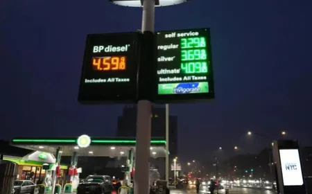 अमेरिका में ईंधन संकट: ट्रंप की ईरान नीति पर डेमोक्रेट्स का हमला; तेल की कीमतें $120 के करीब