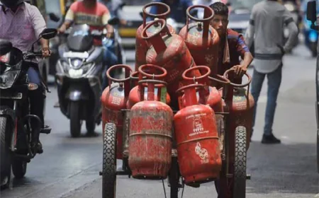 पंजाब में गैस किल्लत की अफवाहों पर प्रशासन सख्त: जालंधर में हेल्पलाइन नंबर जारी, कालाबाजारियों पर होगा एक्शन