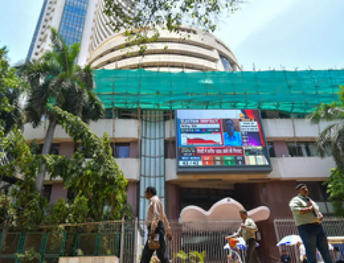 Stock Market Today: शांति वार्ता की खबरों से बाज़ार में 'बुल रन'; सेंसेक्स 900 अंक उछला, निफ्टी 23,200 के पार