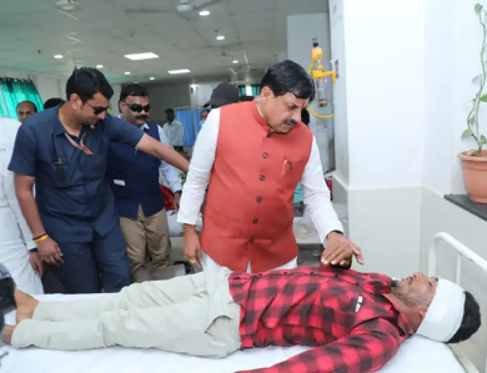 छिंदवाड़ा बस हादसा: मुख्यमंत्री मोहन यादव ने करेर गांव पहुंचकर पीड़ितों को बंधाया ढांढस; मृतकों के परिजनों को 4-4 लाख की सहायता का ऐलान