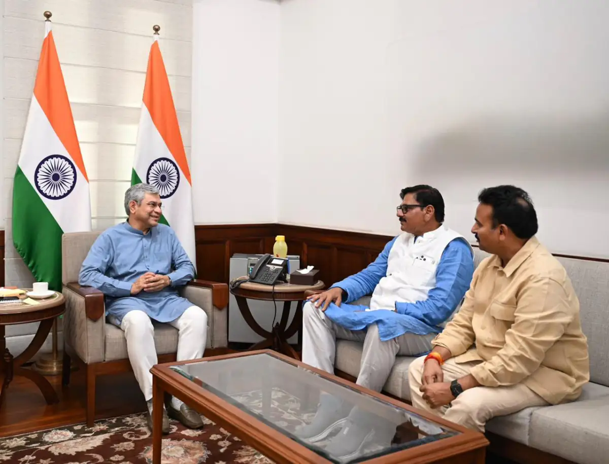 क धीरेंद्र सिंह ने रेल मंत्री अश्विनी वैष्णव से की मुलाकात; चोला स्टेशन को 'मल्टीमॉडल हब' बनाने का प्रस्ताव
