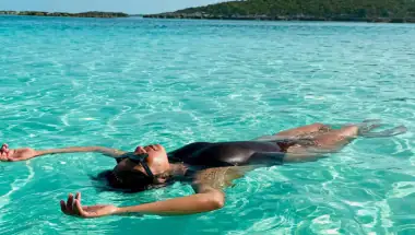 प्रियंका चोपड़ा का 'पूल डे' बना इंटरनेट का पारा: बिकिनी अवतार में दिखीं सिजलिंग, 'वाराणसी' को लेकर दी बड़ी अपडेट