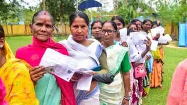 लोकतंत्र की ऐतिहासिक गूँज: असम, केरल और पुडुचेरी में टूटा 50 साल का रिकॉर्ड, महिलाओं ने दिखाया दम