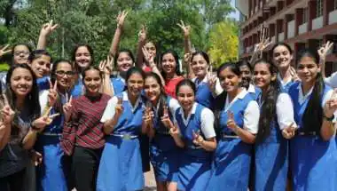 चंडीगढ़ के सरकारी स्कूलों का 'सुपर' प्रदर्शन: 10वीं के नतीजों में दिखा शिक्षा मॉडल का दम, टॉपर्स की आई बाढ़